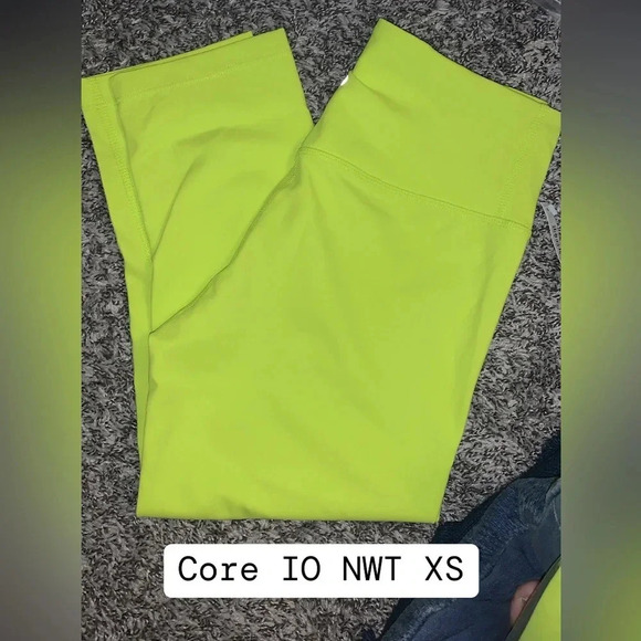 Amazon Tops - Womens NWT XS workout set
